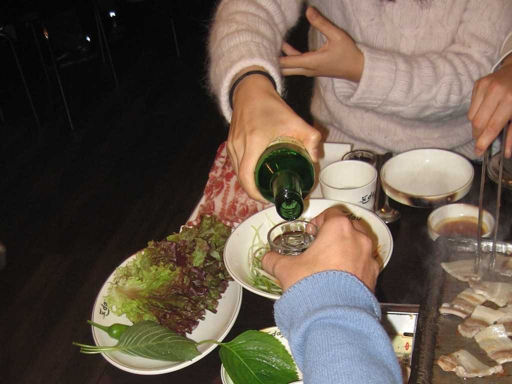 Korean_table_manner_while_drinking