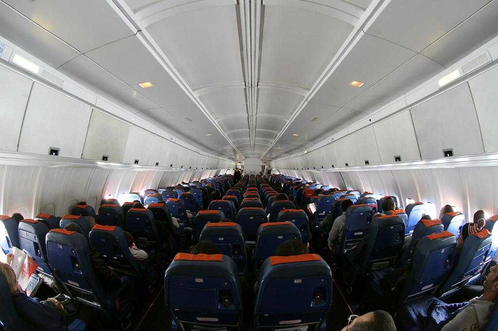 Economy_class_cabin_of_Aeroflot_Ilyushin_Il-96-300_(RA-96015)