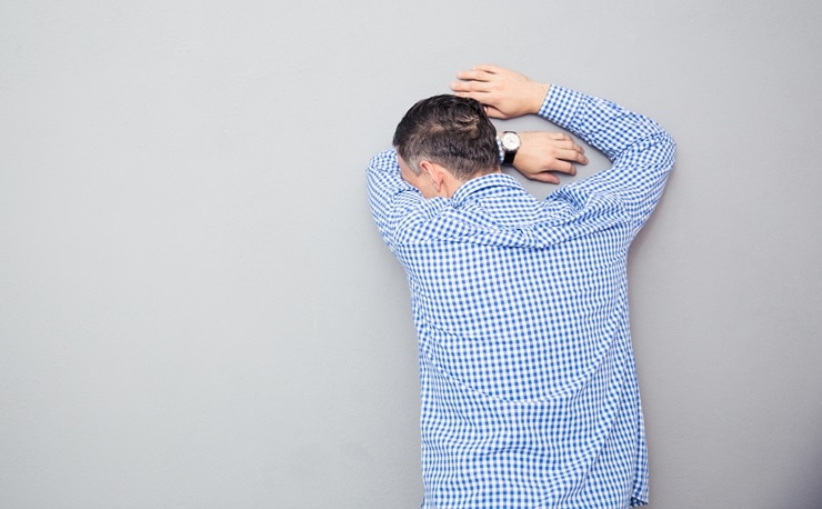 Man leaning on the wall
