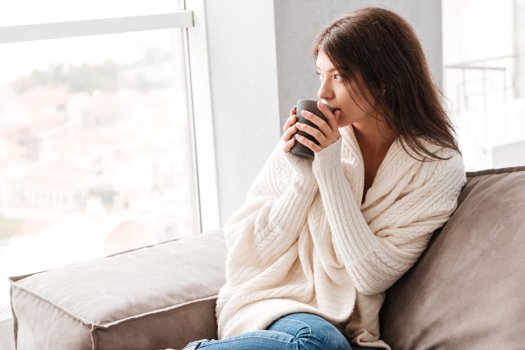 커피마시는여인